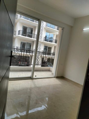 Room in 3 BHK Apartment at Signature Global City, Sector 37d – for Sale