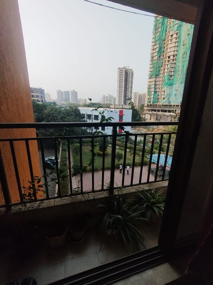 Balcony, garden-court 2 Bedroom 655 Sq.Ft. Apartment In Waghbil Thane 7600397