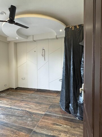 Building Lobby in 3 BHK Builder Floor at Sushant Lok 2, Sector 57 – for Sale