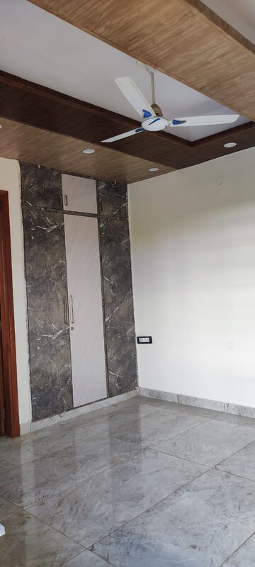 Room in 3 BHK Builder Floor at BPTP Parkland, Sector 75 – for Sale
