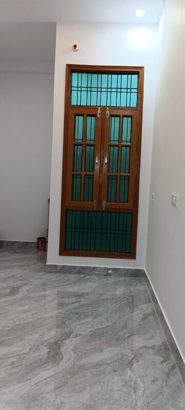 Room in 3 BHK Independent House at Jankipuram Extension – for Sale