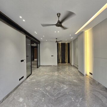 Room in 4 BHK Builder Floor at Dlf Phase ii – for Sale