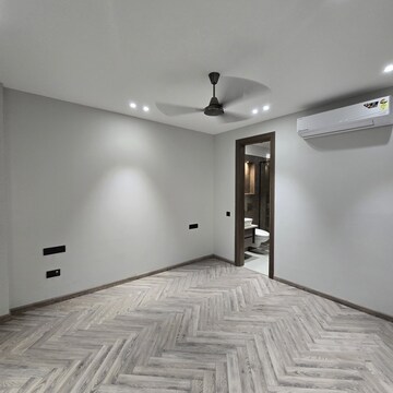 Room in 4 BHK Builder Floor at Dlf Phase ii – for Sale