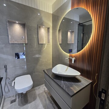 Team Area in 4 BHK Builder Floor at Dlf Phase ii – for Sale