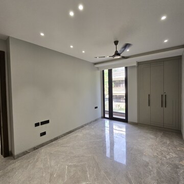 Room in 4 BHK Builder Floor at Dlf Phase ii – for Sale