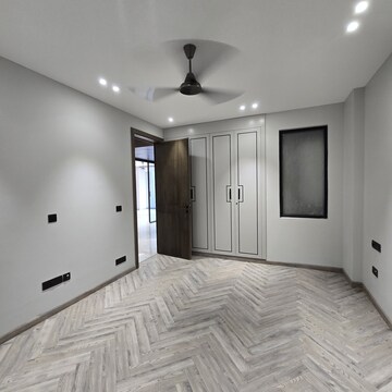 Room in 4 BHK Builder Floor at Dlf Phase ii – for Sale