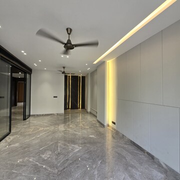 Room in 4 BHK Builder Floor at Dlf Phase ii – for Sale