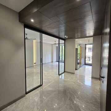 Room in 4 BHK Builder Floor at Dlf Phase ii – for Sale