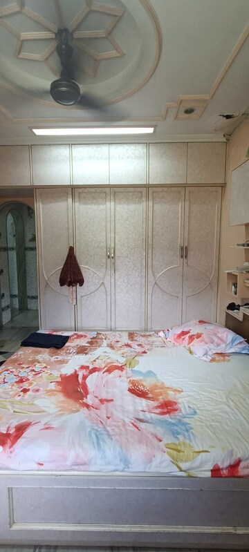 Room in 3 BHK Apartment at Mulund East – for Sale