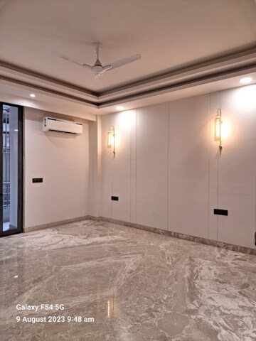 Room in 3.5 BHK Apartment at Ganga Anantam, Sector 85 – for Sale