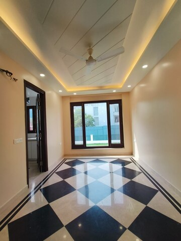 Building Lobby in 3 BHK Builder Floor at Unitech South City 1, South City 1 – for Sale