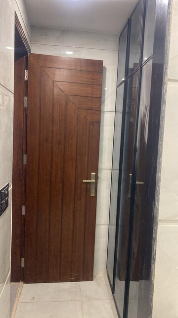 Building Lobby in 3 BHK Builder Floor at Unitech South City 1, South City 1 – for Sale