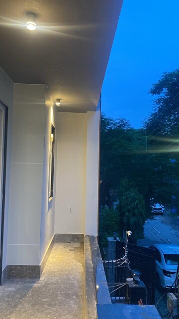Building Lobby in 3 BHK Builder Floor at Unitech South City 1, South City 1 – for Sale