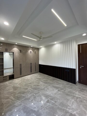 Room in 4 BHK Builder Floor at Sector 63a – for Sale