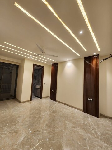 Room in 3.5 BHK Apartment at Silverglades Hightown, Sushant Lok I – for Sale