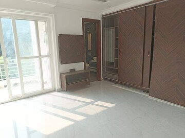 Room in 3 BHK Builder Floor at Bptp Park 81, Sector 81 – for Sale