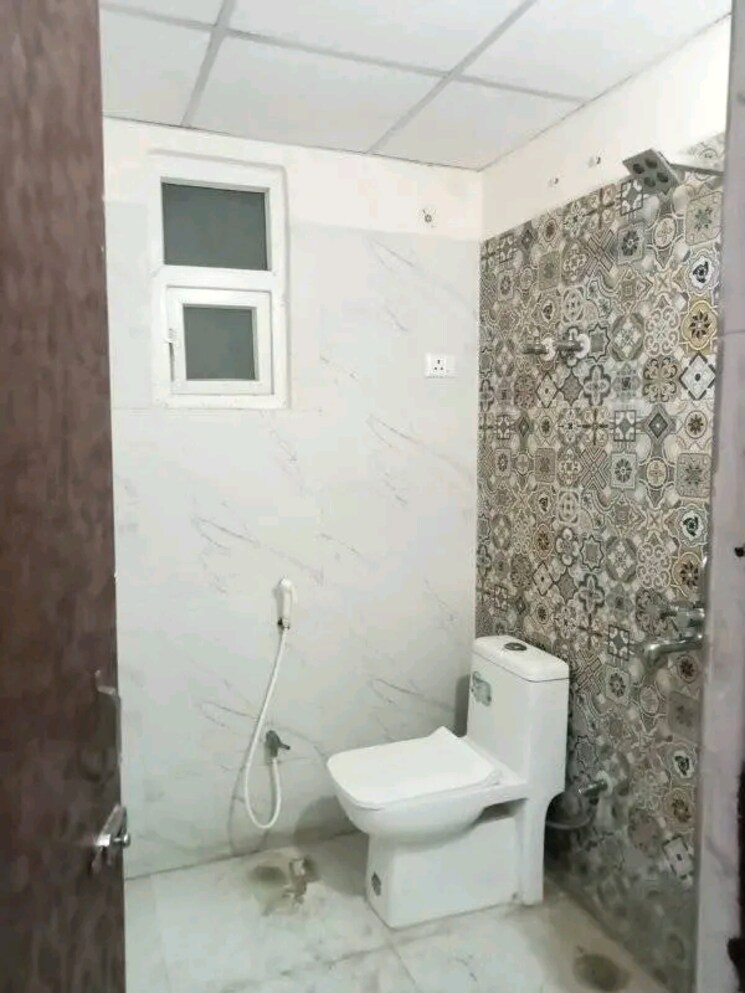 Bathroom, pitampura 6 Bedroom 300 Sq.Yd. Independent House In Pitampura Delhi 7607419