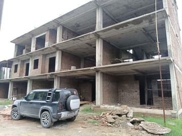 Parking in 4 BHK Villa at Noida Central – for Sale