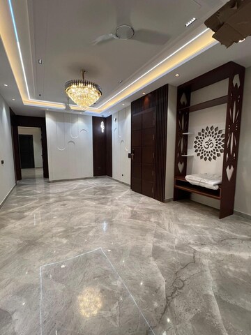Room in 4 BHK Builder Floor at SS Southend Floors, South City 2 – for Sale