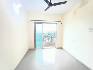 Room in 2 BHK Apartment at Piramal Vaikunth, Balkum Pada – for Sale