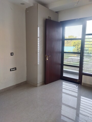 Room in 3 BHK Builder Floor at BPTP District Phase 2, Sector 84 – for Sale