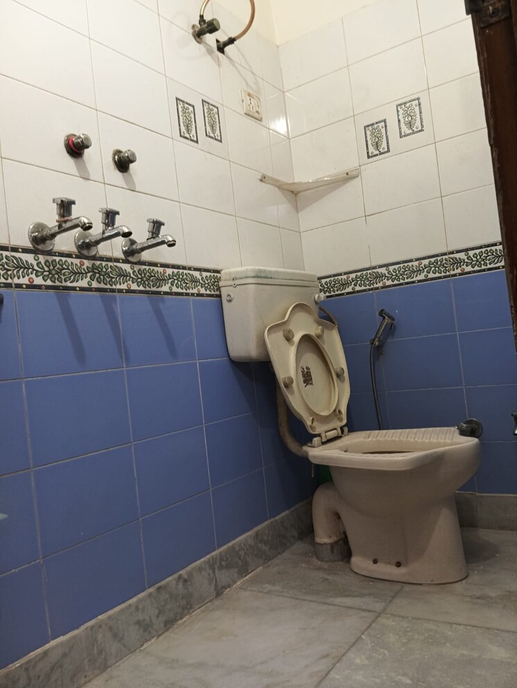 Bathroom, rohini sector 25 2 Bedroom 700 Sq.Ft. Builder Floor In Rohini Sector 25 Delhi 7612062