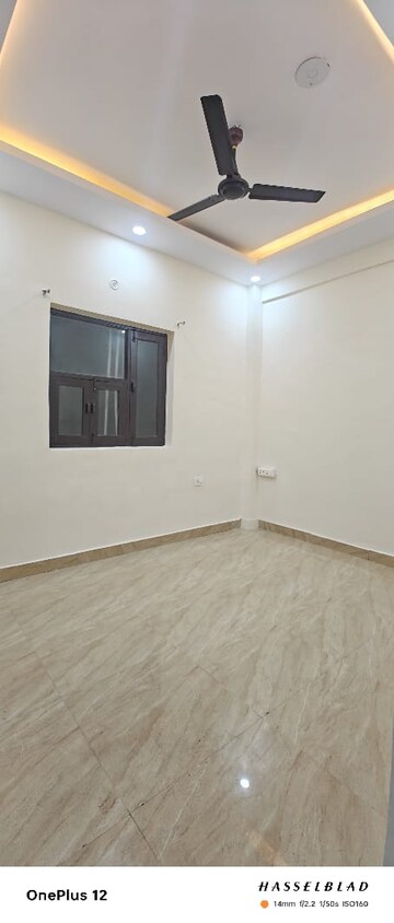 Room in 2 BHK Builder Floor at Sector 73 – for Sale