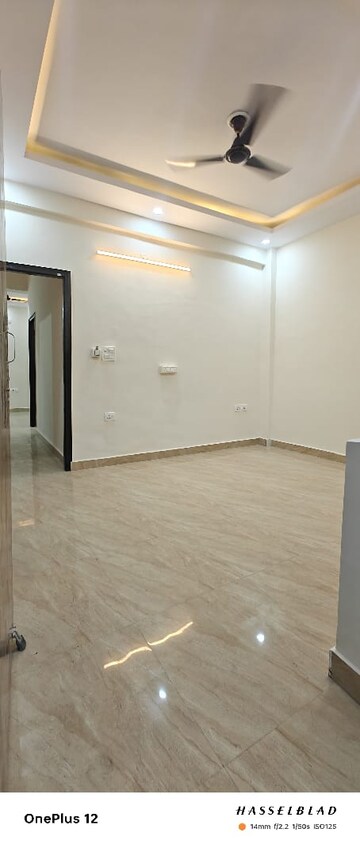 Room in 2 BHK Builder Floor at Sector 73 – for Sale