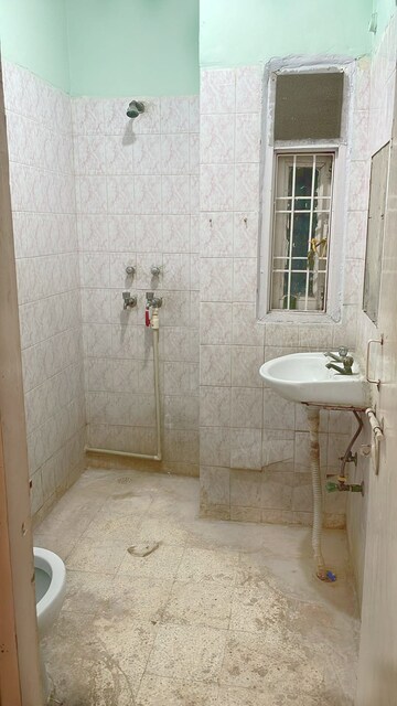 रेसिडेंशियल घर वर्ग फुट फॉर रेंट इन सेक्टर 12 नोएडा  7613402