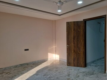 Room in 2 BHK Builder Floor at Dwarka Mor – for Rent