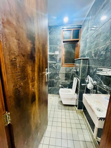 Attached Bathroom in 2 BHK Apartment at Dwarka Mor – for Rent