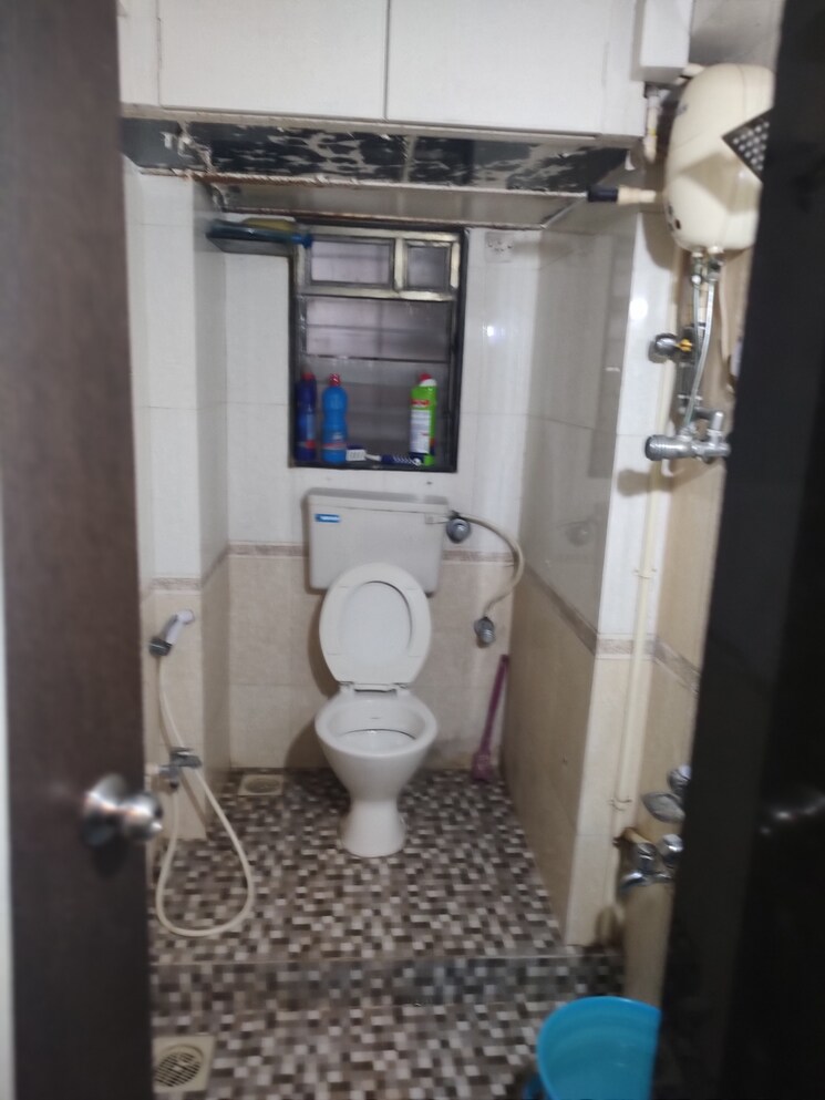 Bathroom, om-mayureshwar-chs 1 Bedroom 560 Sq.Ft. Apartment In Borivali West Mumbai 7614338
