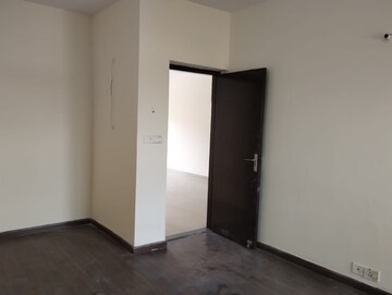 Room in 4 BHK Apartment at Sector 75 – for Sale