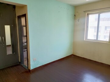 Room in 3 BHK Apartment at Jaypee Kensington Park Apartments, Sector 133 – for Sale