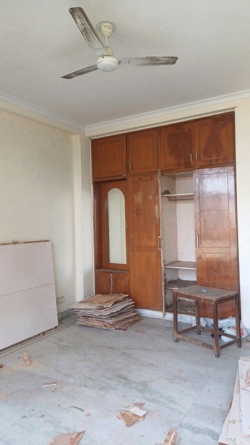 Furnished Amenities in 3 BHK Builder Floor at Chittaranjan Park – for Sale