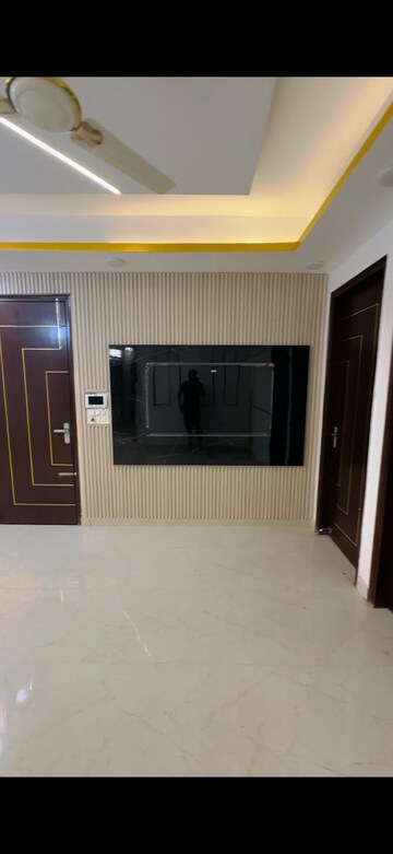 Room in 3 BHK Builder Floor at Krishna Colony – for Sale