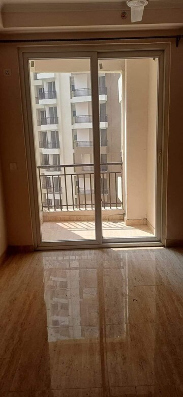 Room in 2 BHK Apartment at Amrapali Golf Homes, Sector 4, Greater Noida – for Sale