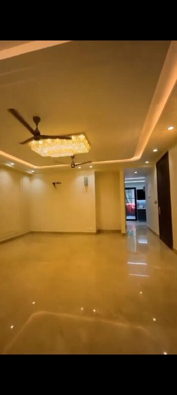 Room in 3.5 BHK Builder Floor at DLF Royale Residences, Dlf Phase I – for Sale
