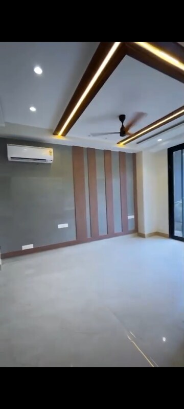 Room in 3.5 BHK Builder Floor at DLF Royale Residences, Dlf Phase I – for Sale