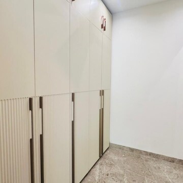 Building Lobby in 4 BHK Builder Floor at Sushant Lok 2, Sector 56 – for Sale