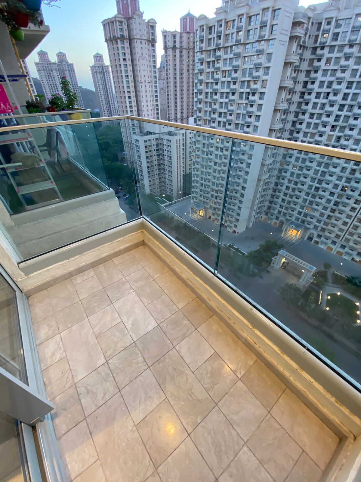 2.5 BHK + Pooja Room Apartment For Sale in Hiranandani Castle Rock