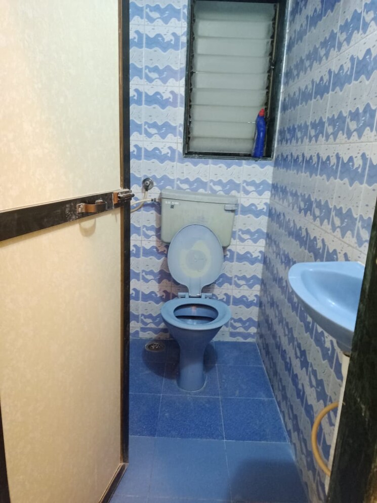 Bathroom, shiv-apartments-matunga 1 Bedroom 425 Sq.Ft. Apartment In Matunga Mumbai 7619543
