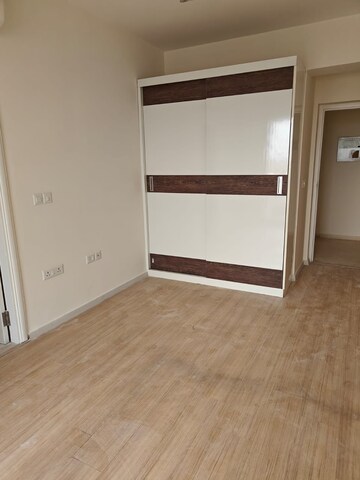 Room in 3 BHK Apartment at DLF The Skycourt, Sector 86 – for Sale