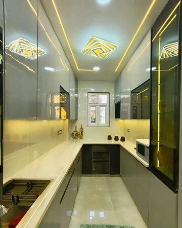 Building Lobby in 3 BHK Builder Floor at Mahavir Enclave – for Sale