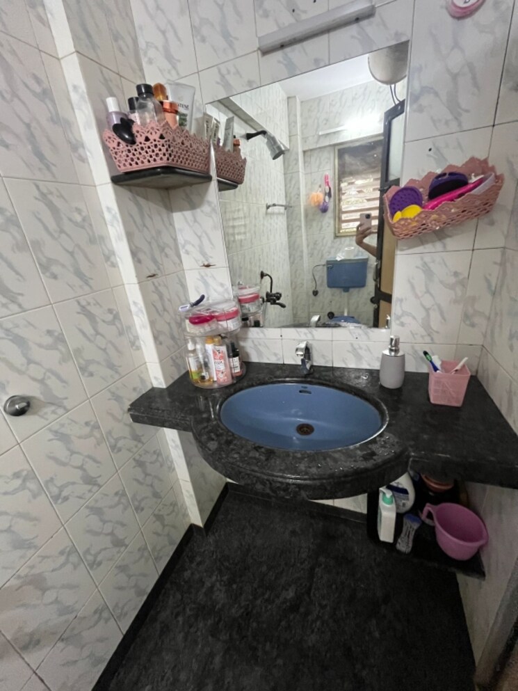 Bathroom, navratna-chs-santacruz-east 1 Bedroom 450 Sq.Ft. Builder Floor In Santacruz East Mumbai 7625807