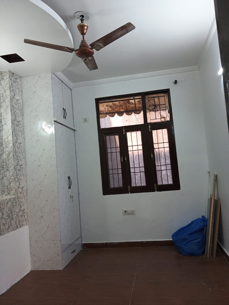 Room, rohini sector 25 3 Bedroom 900 Sq.Ft. Builder Floor In Rohini Sector 25 Delhi 7626934