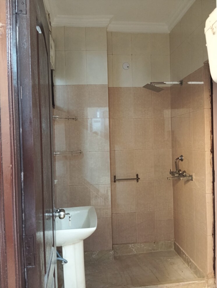 Bathroom, rohini sector 25 3 Bedroom 900 Sq.Ft. Builder Floor In Rohini Sector 25 Delhi 7626934