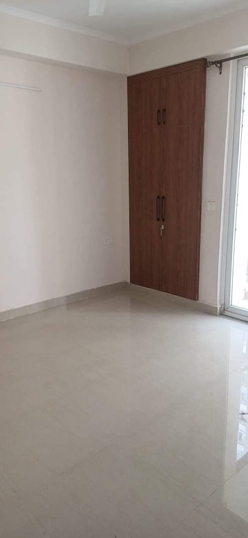 Room in 3 BHK Apartment at Amrapali Golf Homes, Sector 4, Greater Noida – for Sale