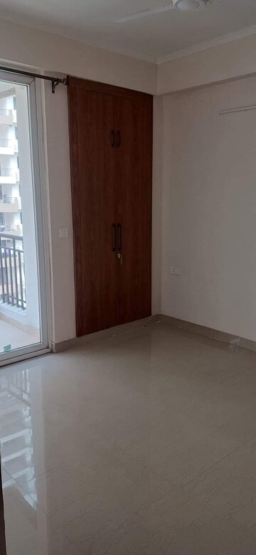 Room in 3 BHK Apartment at Amrapali Golf Homes, Sector 4, Greater Noida – for Sale