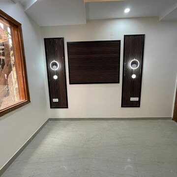 Room in 4 BHK Apartment at Mansarovar Park – for Sale